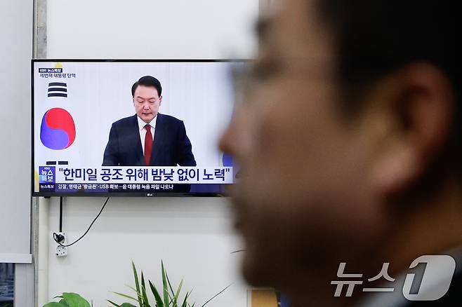 윤석열 대통령 탄핵안이 가결된 14일 오후 서울 여의도 국회에 윤 대통령의 '국민께 드리는 말씀' 대국민 담화가 나오고 있다. 오른쪽은 박성준 원내수석부대표. 2024.12.14/뉴스1 ⓒ News1 안은나 기자