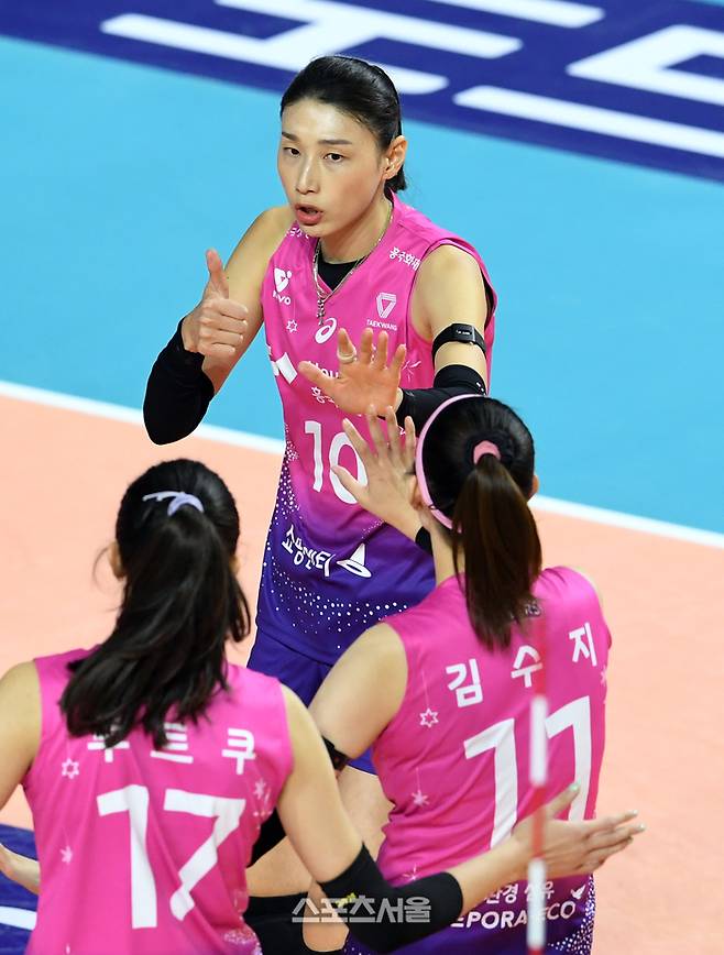 흥국생명 김연경(위)이 5일 인천 삼산월드체육관에서 열린 2024-2025 V리그 IBK기업은행과 경기에서 투트쿠를 향해 엄지를 지켜세우고 있다. 인천 | 박진업 기자 upandup@sportsseoul.com