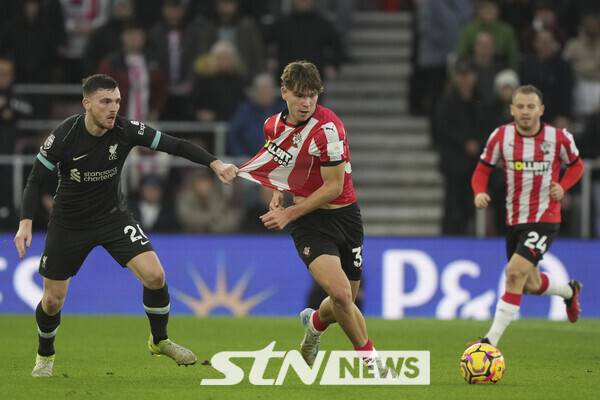 드리블하는 사우스햄튼 FC 윙포워드 타일러 디블링(사진 중앙). 사진┃뉴시스/AP