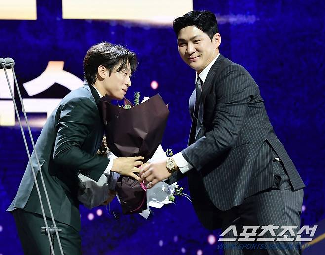 박찬호 축하해주는 지난해 수상자 오지환.