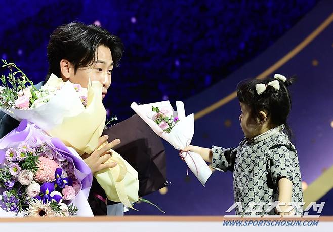 어린 딸에게 축하받는 딸바보 아빠.