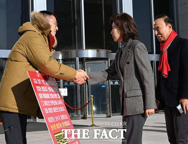 나경원(가운데), 박덕흠 의원이 본청에 들어서며 김 의원과 악수하고 있다.
