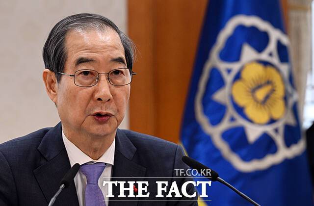 한덕수 대통령 권한대행 겸 국무총리는 14일 첫 공식 일정으로 임시국무회의를 주재하고 "무엇보다 중요한 사명은 국정의 혼란을 조속히 안정화해 국민께 소중한 일상을 돌려드리는 것"이라고 밝혔다. /임영무 기자