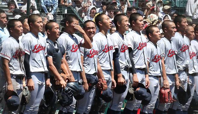 일본 내 한국계 민족학교인 교토국제고교 학생들이 지난 8월 23일 일본 효고현 니시노미야 한신 고시엔구장에서 열린 전국고교야구선수권대회(여름 고시엔) 교토국제고교와 간토다이이치고교 결승전에서 연장 10회 승부치기 끝에 2-1로 승리를 거두고 한국어 교가를 부르고 있다. /뉴스1