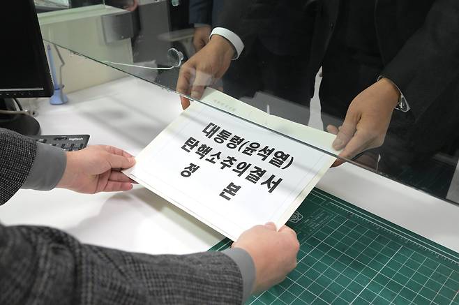 윤석열 대통령 탄핵안이 14일 국회에서 통과된 후 정청래 국회 법제사법위원회 위원장이 서울 종로구 헌법재판소 민원실을 찾아 탄핵소추의결서 정본을 제출하고 있다. /고운호 기자