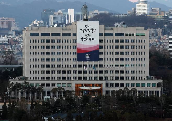국회는 14일 본회의를 열고 총투표수 300표 중 찬성 204표, 반대 85표, 기권 3표, 무효 8표로 윤석열 대통령에 대한 탄핵안을 가결했다. 사진은 이날 탄핵안 통과 이후 서울 용산구 대통령실 청사 모습. /뉴스1