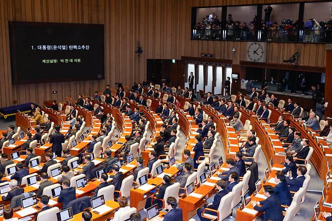 국민의힘 의원들이 14일 오후 서울 여의도 국회에서 열린 제419회국회(임시회) 제4차 본회의에서 박찬대 더불어민주당 원내대표의 윤석열 대통령 탄핵소추안 제안설명을 듣고 있다. /뉴스1