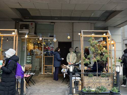 14일 오전 국회의사당 인근 한 카페에서 선결제 음료를 받아 가는 시민들.<연합뉴스>