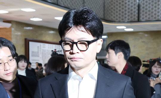 한동훈 국민의힘 대표가 14일 국회에서 열린 비상의원총회에 참석하고 있다. [연합뉴스]