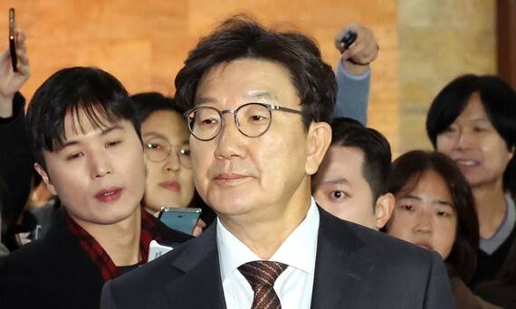 권선동 국민의힘 원내대표가 14일 오전 국회에서 열린 비상의원총회에 참석하고 있다. 김경호 선임기자 jijae@hani.co.kr