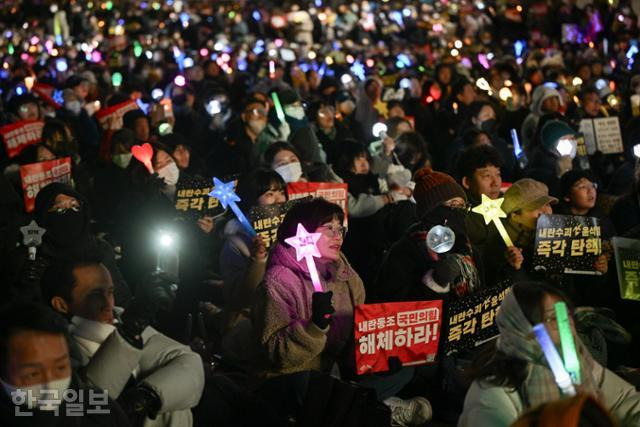 12일 서울 국회의사당 앞에서 열린 윤석열 대통령 탄핵 촉구 촛불집회에서 참가자들이 야광봉을 흔들고 있다. 하상윤 기자