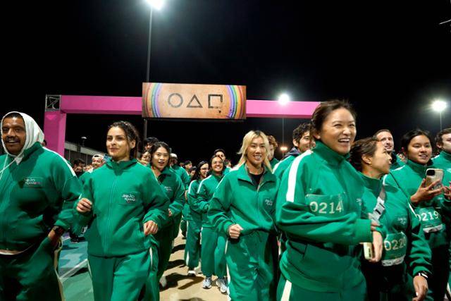 13일 미국 캘리포니아주 로스앤젤레스 시티칼리지에서 열린 넷플릭스 오징어 게임 2 공개 기념 대규모 팬이벤트에서 참가자들이 달리기를 하고 있다. 넷플릭스 제공