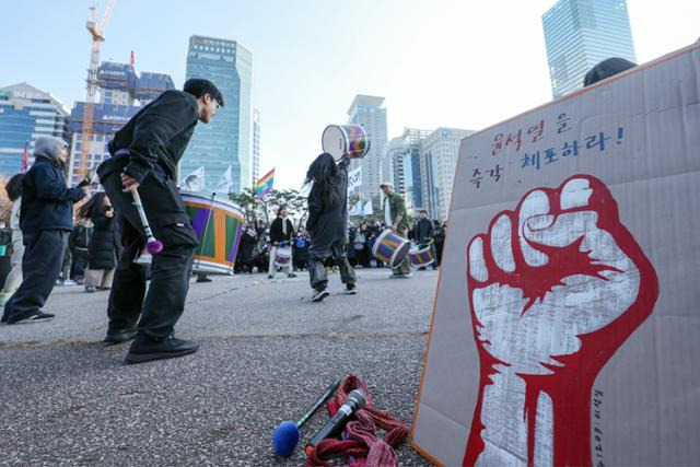 14일 서울 영등포구 여의도공원에서 열린 청년단체·활동가·시민이 함께 하는 윤석열 퇴진! 시민참여 수다회에서 윤석열 대통령 탄핵을 기원하는 타악기 공연을 펼쳐지고 있다. 뉴스1