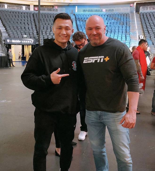 정찬성(왼쪽)과 데이나 화이트 UFC 회장. 사진=정찬성 SNS