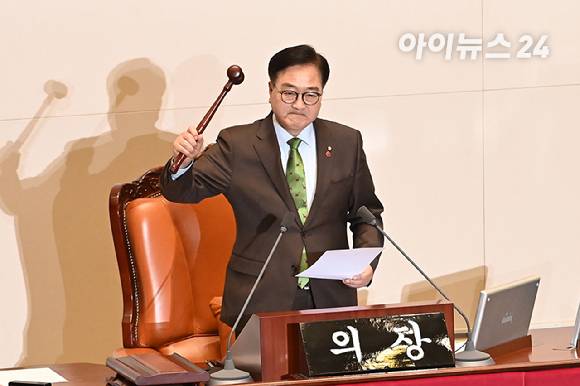 우원식 국회의장이 14일 오후 서울 여의도 국회에서 열린 제419회국회(임시회) 제4차 본회의에서 윤석열 대통령 탄핵소추안을 가결 하고 있다. [사진=곽영래 기자]