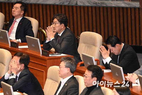 국민의힘 권성동 원내대표와 의원들이 14일 오후 서울 여의도 국회에서 열린 제419회국회(임시회) 제4차 본회의에서 윤석열 대통령 탄핵소추안이 결과를 기다리고 있다. [사진=곽영래 기자]