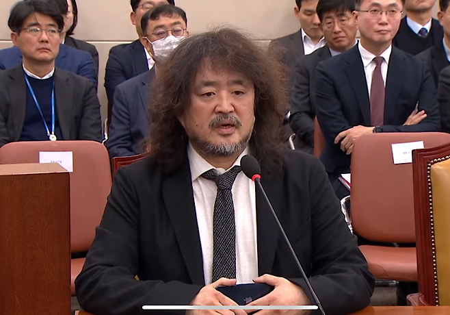 방송인 김어준 씨가 13일 오전 서울 여의도 국회에서 열린 과학기술정보방송통신위원회 전체회의에 출석해 질의에 답변하고 있다. (SBS 캡처)