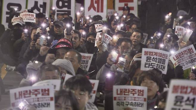 4일 밤 제주시청 인근에서 21개 시민단체와 정당, 그리고 제주도민들이 집회를 열고 비상계엄을 선포했던 윤석열 대통령의 퇴진을 요구하고 있다.