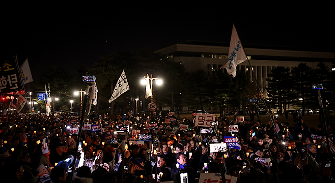 4일 국회 본청 앞 계단에서 열린&nbsp;윤석열 대통령 사퇴 촉구 · 탄핵 추진 범국민 촛불문화제 (SBS 캡처)