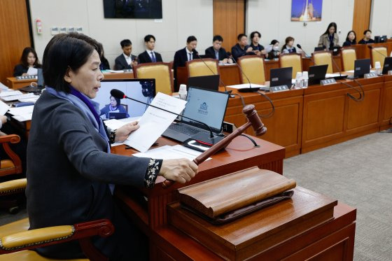 최민희 국회 과학기술정보방송통신위원회 위원장이 6일 오후 서울 여의도 국회 과방위에서 열린 전체회의에서 '비상계엄에서의 국가기간방송 KBS의 역할에 대한 현안질의 자료제출 요구의 건'을 의결하고 있다. 여당인 국민의힘은 이날 비상의원총회 일정으로 참석하지 않았다. 뉴스1