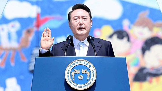 윤석열 대통령이 2022년 5월 10일 국회에서 열린 제20대 대통령 취임식에서 대통령 취임선서를 하고 있다. 김성룡 기자