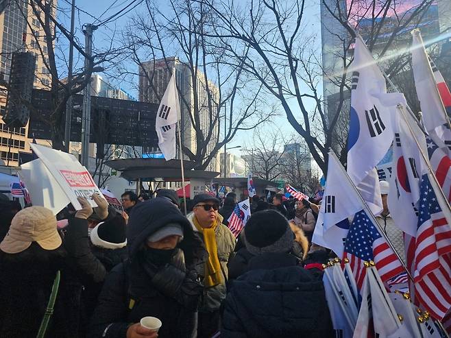 14일 서울 광화문 동화면세점 앞에서 '주사파 척결! 자유 대한민국 수호' 등 탄핵 반대 보수 집회가 열렸다. /최해련기자