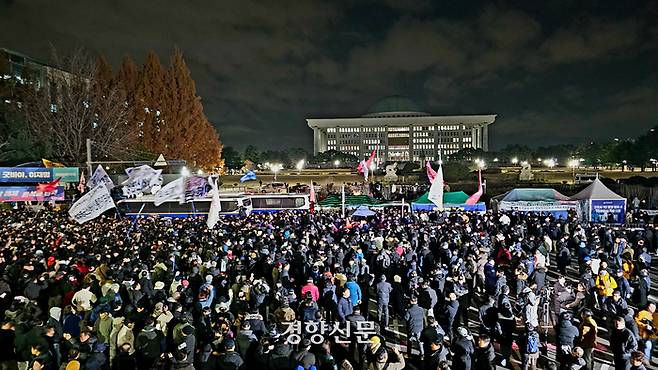 윤석열 대통령이 비상계엄을 선포한 후 자정을 넘긴 4일 새벽 국회 본회의에서 비상계엄  선포에 대한 해제 요구 결의안이 가결된 뒤 국회 앞으로 시민들이 몰려들어 계엄 해제를 요구하고 있다. 이준헌 기자