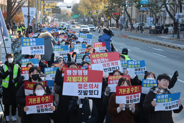 지난 8일 열린 서울대병원 전공의협의회 비상대책위원회 젊은 의사 의료계엄 규탄 집회에서 사직 전공의를 비롯한 의사들이 의료개혁 철폐를 촉구하고 있다. 연합뉴스