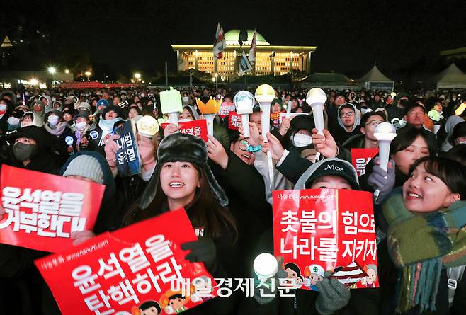 응원봉 들고 탄핵안 통과 촉구하는 집회 참가자들 (서울=연합뉴스) 임헌정 기자 = 7일 오후 서울 여의도 국회 앞에서 열린 ‘내란죄 윤석열 퇴진! 국민주권 실현! 사회대개혁! 범국민촛불대행진’에서 응원봉을 든 참가자들이 탄핵안 통과를 촉구하고 있다. 2024.12.8 kane@yna.co.kr (끝) <저작권자(c) 연합뉴스, 무단 전재-재배포, AI 학습 및 활용 금지>