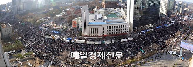 윤석열 대통령 탄핵 표결이 있는 14일 광화문일대가 탄핵반대 인파로 가득차 있다.  2024.12.14  [이승환기자]