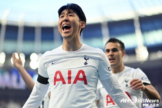 손흥민은 2021-22시즌 아시아인 최초 프리미어리그 득점왕에 올랐다. 당시 페널티킥 없이 23골을 터뜨리며 아시아 축구의 새로운 이정표를 세웠다. 내년 여름 손흥민은 토트넘과 계약이 종료될 예정이다. 사진=ⓒAFPBBNews = News1