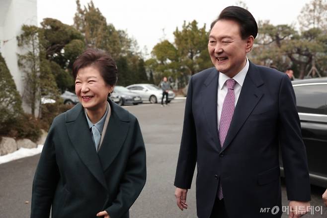 [서울=뉴시스] 윤석열 대통령이 29일 서울 한남동 관저에서 박근혜 전 대통령과 만나 오찬을 위해 이동하고 있다. (사진=대통령실 제공) 2023.12.29. photo@newsis.com *재판매 및 DB 금지 /사진=전신