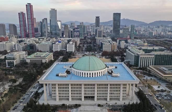 국회 윤석열 대통령에 대한 탄핵 소추안 표결을 하루 앞둔 13일 오후 서울 여의도 국회의사당이 보이고 있다. /사진=뉴시스