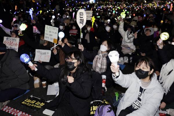 윤석열 대통령 탄핵 촉구 집회에 사람이 많이 몰릴 것으로 예상되는 가운데 인근 개방화장실을 확인할 수 있는 방법이 있다. 사진은 지난 12일 서울 영등포구 국회 앞에서 열린 윤석열 대통령 탄핵 촉구 촛불집회에 참가한 청년들이 구호를 외치는 모습. /사진=뉴시스