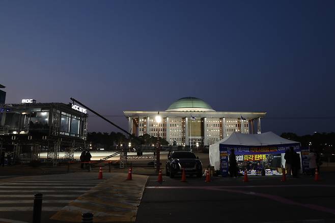 윤석열 대통령에 대한 두 번째 탄핵소추안 표결을 하루 앞둔 13일 오후 서울 여의도 국회의사당이 환하게 불을 밝히고 있다. [연합]