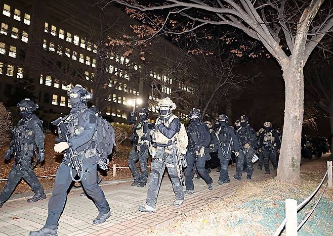 지난 4일 새벽 국회에서 계엄해제가 선언되자 계엄군들이 국회에서 빠져 나가고 있다. [연합]