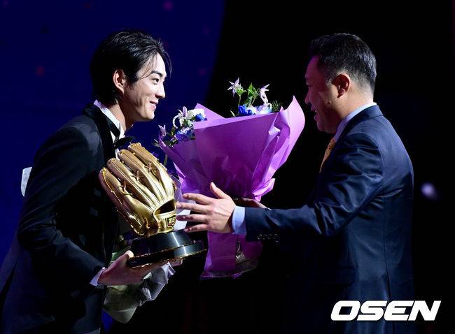 [OSEN=최규한 기자] 13일 오후 서울 삼성동 코엑스 오디토리움에서 ‘2024 신한 SOL뱅크 KBO 골든글러브’ 시상식이 열렸다.2024년 프로야구 포지션별 최고의 선수를 가리는 골든들러브 시상식은 투수, 포수, 지명타자, 1루수, 2루수, 3루수, 유격수, 및 외야수 등 총 10개 부문의 수상자를 선정한다.골든글러브 외야수 부문을 거머쥔 삼성 구자욱이 박진만 감독의 축하를 받고 있다. 2024.12.13 / dreamer@osen.co.kr