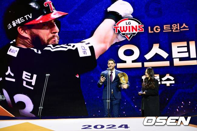 [OSEN=김성락 기자] 13일 오후 서울시 강남구 삼성동 코엑스 오디토리움에서 2024 신한 SOL뱅크 KBO 골든글러브 시상식이 열렸다. '2024 신한 SOL 뱅크 KBO 골든글러브 시상식'은 KBO리그 포지션별 최고의 선수를 가리는 시상식으로 투수, 포수, 지명타자, 1루수, 2루수, 3루수, 유격수, 및 외야수 등 총 10개 부문의 수상자를 선정한다.골든글러브 1루수 부분 LG 오스틴이 수상, 소감을 전하고 있다. 2024.12.13 / ksl0919@osen.co.kr