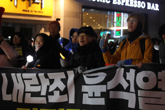 ▲ 2차 '윤석열 탄핵소추안' 표결을 하루 앞둔 12월 13일 시민들은 국민의힘 당사 앞에서 '국민의힘 해체'를 외쳤다. ⓒ프레시안(이명선)