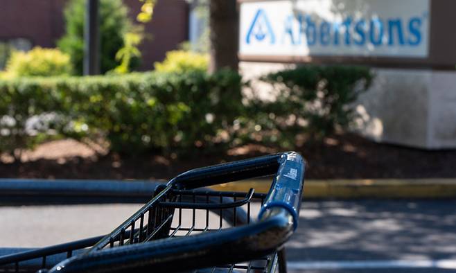 미국 오리건주 오스웨고 호수에 있는 앨버트슨 식료품점 앞 카트 반납 구역에 카트가 놓여있는 모습. AP연합뉴스