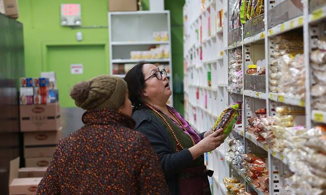 지난 11일(현지시간)&nbsp;미국 뉴욕의 한 식료품점에서 사람들이 물건을 고르고 있다. 신화연합뉴스