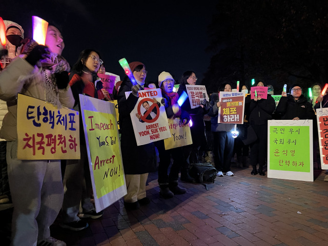 13일(현지 시간) 미국 워싱턴 백악관 앞에서 재외동포들이 윤석열 대통령 탄핵집회를 하고 있다. 이태규 특파원