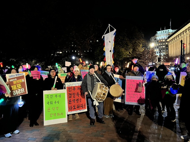 13일(현지 시간) 미국 워싱턴 백악관 앞에서 재외동포들이 윤석열 대통령 탄핵집회를 하고 있다. 이태규 특파원