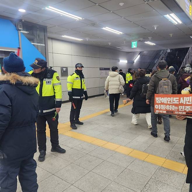 윤석열 대통령에 대한 탄핵소추안 표결이 예정된 14일 국회의사당 역사 내에서 시민들이 이동하고 있다. 경찰은 이날 대규모 인파가 여의도 일대에 몰리는 점을 감안해 질서유지를 위한 경찰력을 대거 투입했다. ⓒ시사저널 이태준