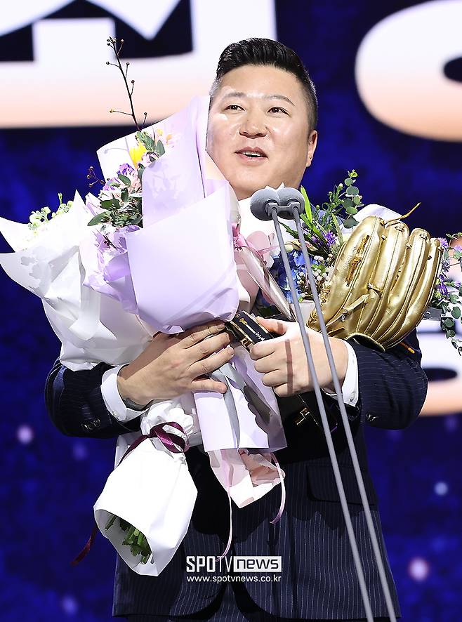 ▲ 최형우는 수상 소감 마지막에 "나라가 많이 힘든데&nbsp;그래도 우리 야구팬들은 선수들이 플레이할 때만큼은 행복했으면 좋겠다"고 말해 박수를 받았다. ⓒ곽혜미 기자