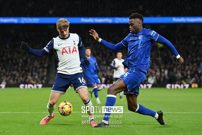 ▲ 엔지 포스테코글루 감독이 티모 베르너의 부진한 경기력에 대해 이례적인 강도 높은 비판을 쏟아냈다. 포스테코글루 감독은 "베르너는 자신이 보여줘야 할 수준에 전혀 근접하지 못했다"며 강한 불만을 표출했다. 특히 "18살 선수들도 잘하고 있는데 베르너는 정말 용납할 수 없는 플레이를 했다"고 지적하며, 베르너의 경험과 지위를 고려할 때 더욱 실망스러웠음을 내비쳤다. 포스테코글루 감독은 "토트넘은 지금 뛸 수 있는 선수가 많지 않다. 이런 상황에선 모두가 최선을 다해야 한다"고 강조했다. 그는 베르너의 반응에 대해서도 "신경 쓰지 않는다"며 단호한 입장을 보였다. 이날 베르너는 왼쪽 측면 공격수로 선발 출전했으나, 경기 초반부터 부진한 모습을 보였다. 득점 기회를 놓치는 것은 물론, 볼 소유권을 16번이나 잃고 패스 성공률도 69%에 그쳤다. 결국 포스테코글루 감독은 후반 시작과 함께 베르너를 교체했다.