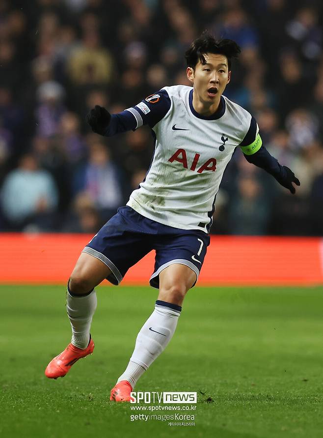 ▲ 특히 래시포드는 지난해 클럽에 거짓말을 하고 훈련을 불참한 후, 나이트클럽에서 음주를 즐기는 모습이 포착되어 비난의 대상이 되었다. 그 후 맨체스터 유나이티드는 래시포드의 태도 문제와 경기력 저하를 이유로 매각 대상에 올렸다. 영국 매체 ‘미러’는 “맨체스터 유나이티드가 래시포드의 이적료를 약 4000만 파운드(약 725억 원)로 책정했다”며 겨울 이적 시장에서 래시포드를 판매하려는 움직임을 보이고 있다고 전했다.