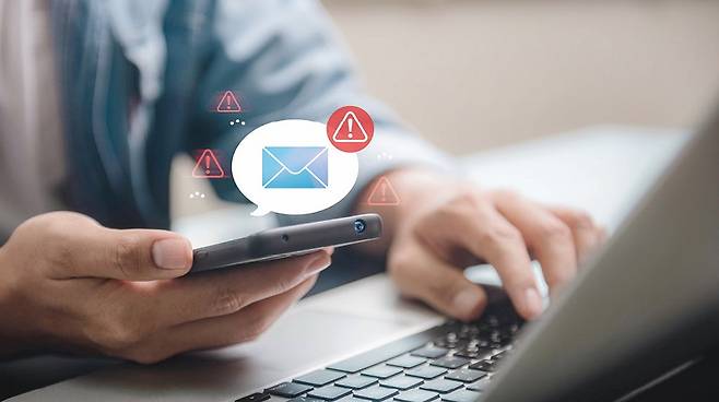 최근 들어 휴대전화로 오는 불법 스팸 문자가 부쩍 늘었다.[사진 | 게티이미지뱅크]