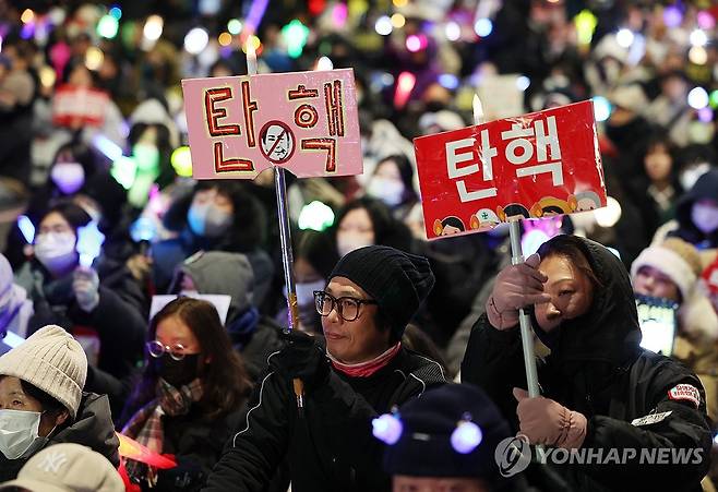 탄핵소추안 국회 통과 촉구 촛불집회 [연합뉴스 자료사진]