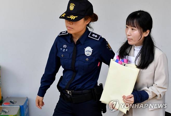 호송차 향하는 '무기수' 김신혜 [연합뉴스 자료사진]